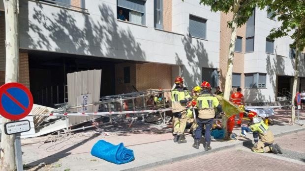 Tres operarios de una obra resultan heridos en Valladolid por el desplome de un andamio