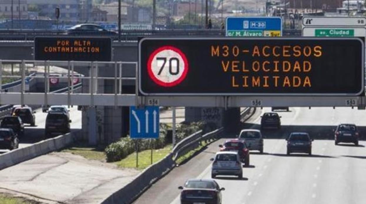 Coches circulando por la M-30