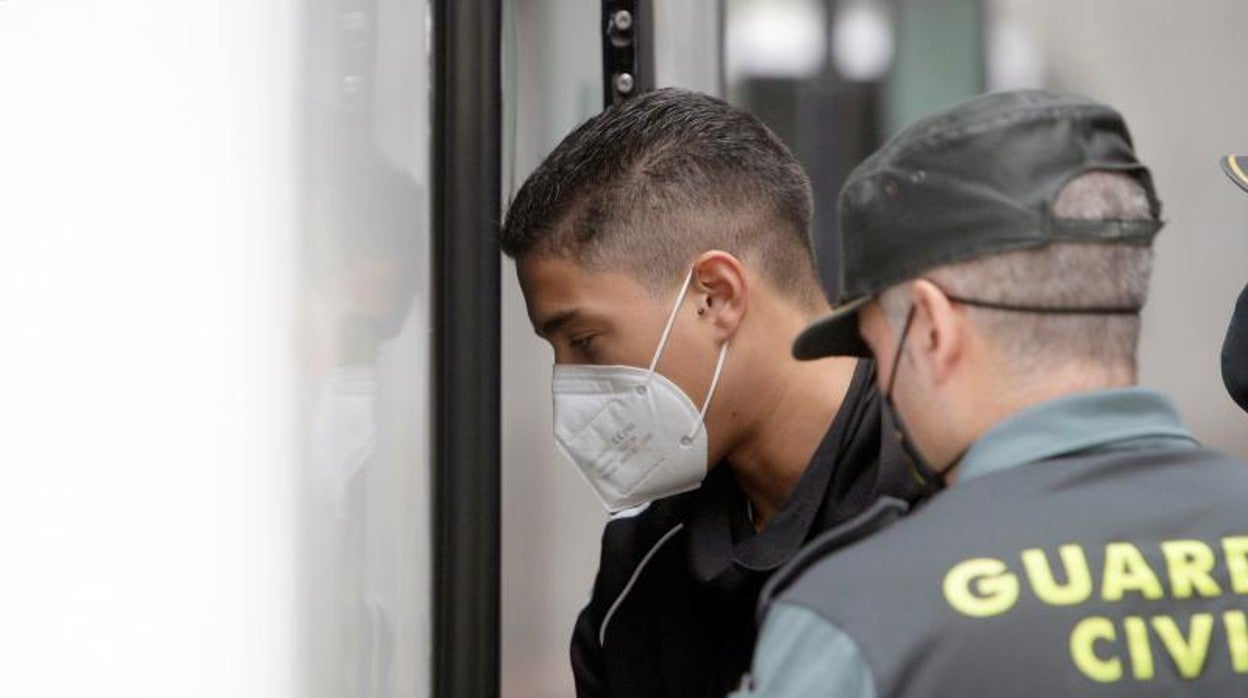 Uno de los detenidos por el crimen de Samuel, ante el juzgado de La Coruña el pasado jueves