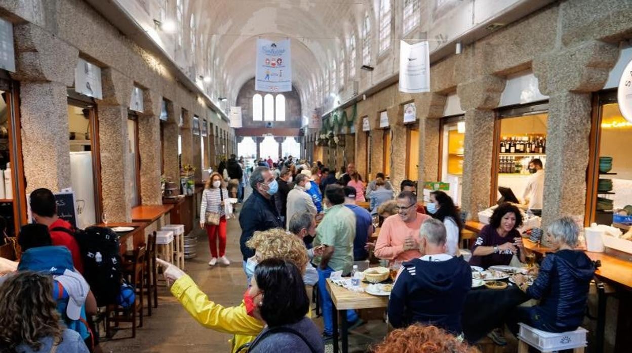 Clientes en el Mercado de Abastos de Santiago, que han podido entrar tras enseñar una PCR o el certificado