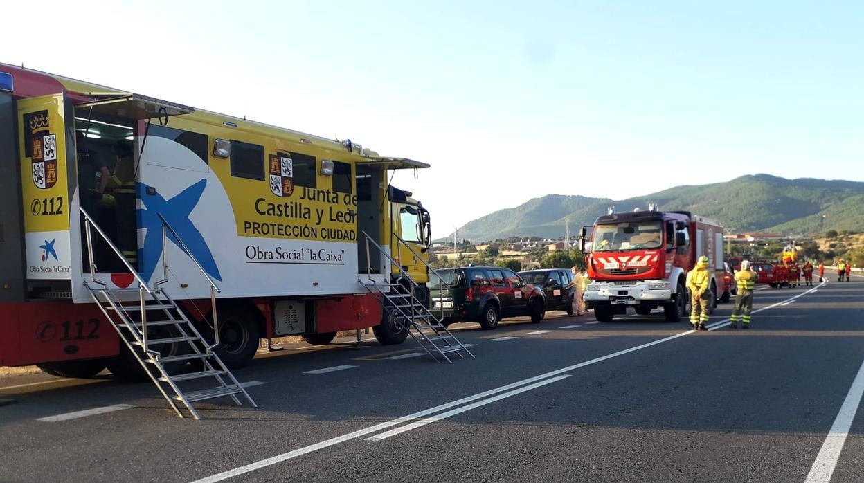 Mañueco felicita al operativo por lograr «contener» el perímetro del incendio de El Tiemblo