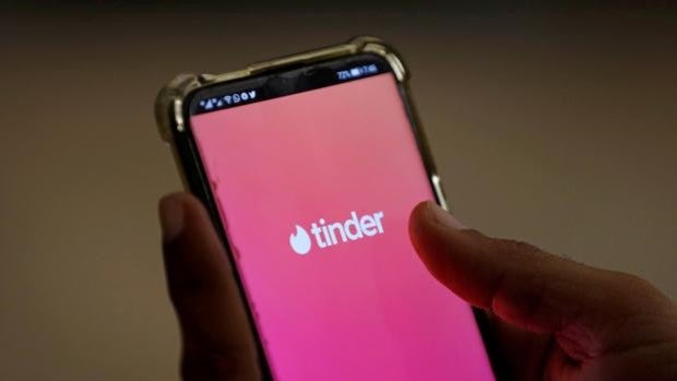 De Tinder a los tribunales: condenada por difundir la foto de un hombre desnudo en redes sociales