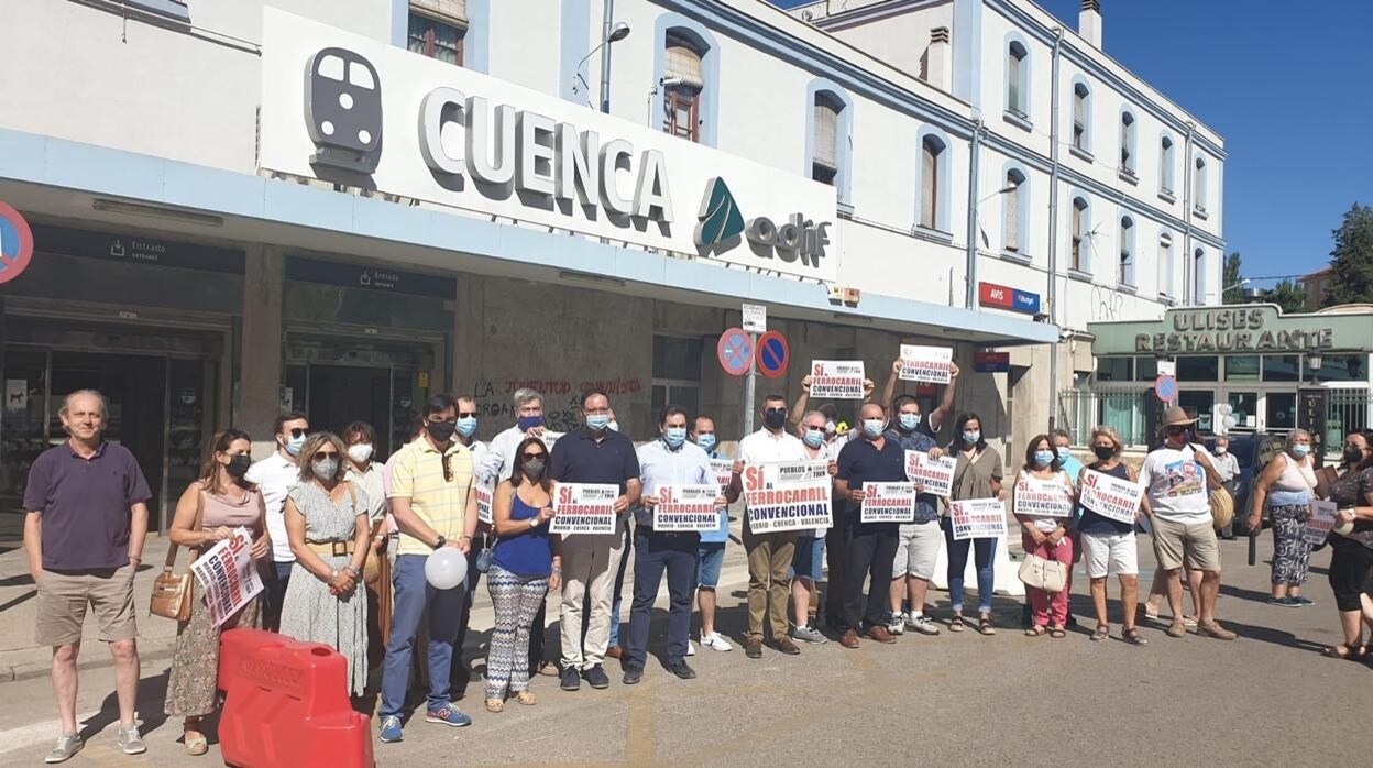 ‘Pueblos con el tren’ protesta en Cuenca para defender la línea Madrid-Valencia