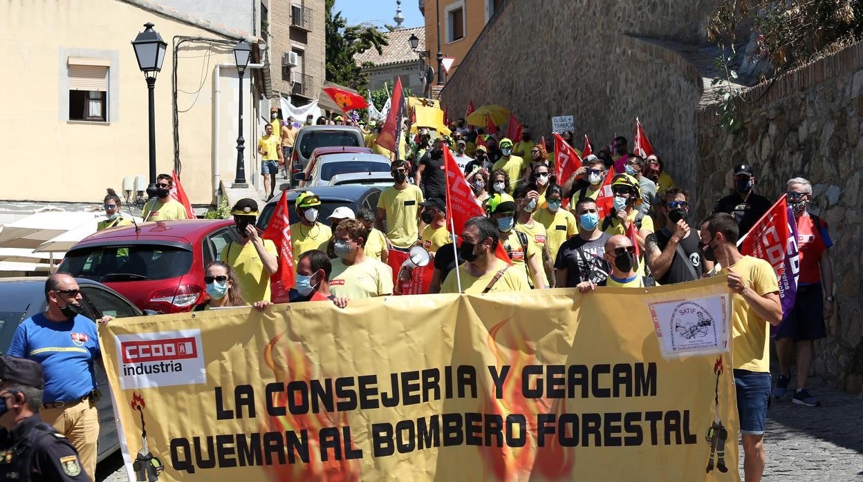 Alrededor de unos 300 bomberos forestales se han manifestado en Toledo para reivindicar sus derechos