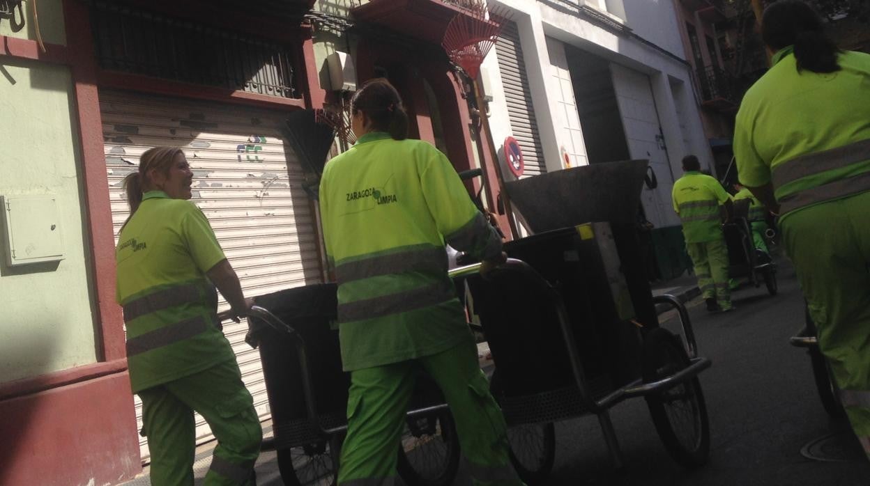 Personal de limpieza viaria de FCC Medio Ambiente en Zaragoza