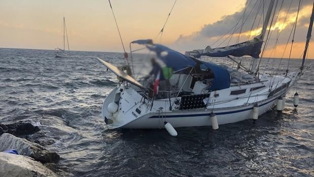 Rescatan a dos tripulantes de un barco encallado junto a unos acantilados en la isla de Tabarca