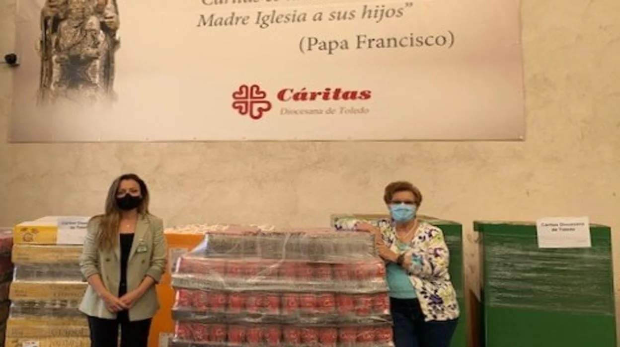 Natalia Castrillo y Marisa Martínez en el acto de entrega de los alimentos