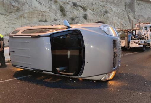 Un coche volcado tras un accidente de tráfico