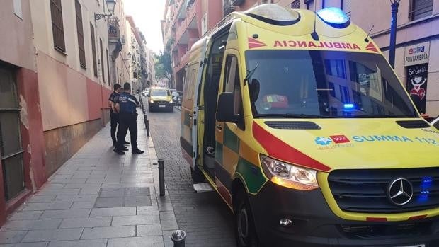 Herido un joven de 22 años con arma blanca y una mujer de 23 años con un golpe en la cabeza en un domicilio