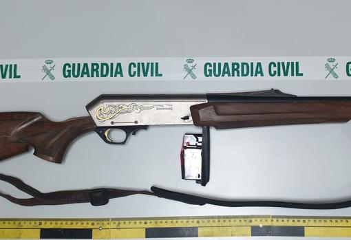 El rifle incautado