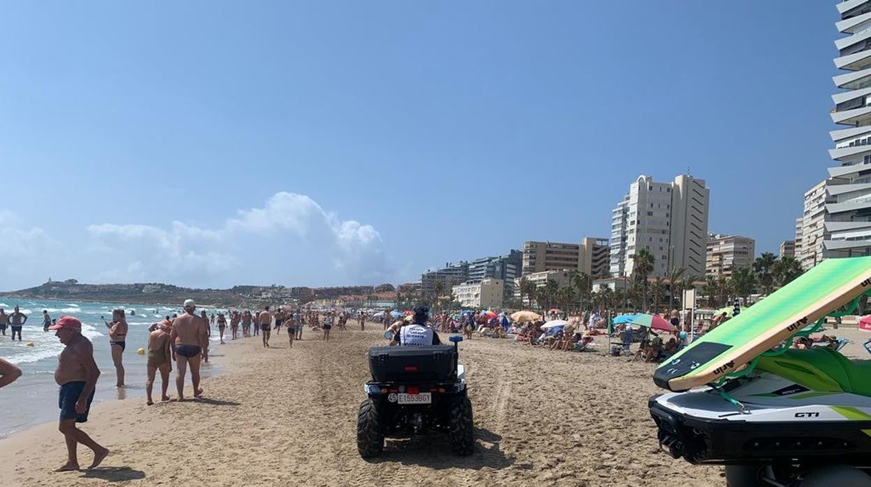 Un policía local de Alicante patrulla en quad por la playa para vigilar el cumplimiento de las normas por el coronavirus, el pasado fin de semana