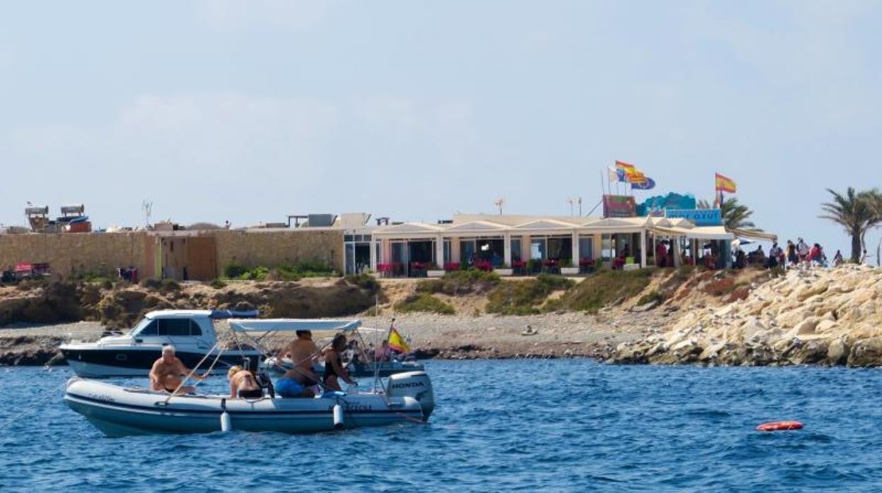 Un barco de recreo particular junto al litoral de la isla alicantina de Tabarca