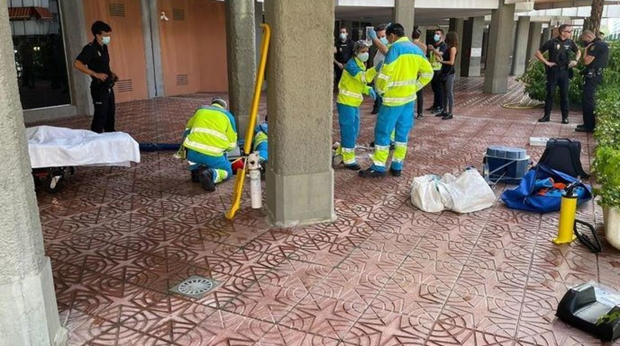 Los sanitarios atienden al trabajador herido en Móstoles