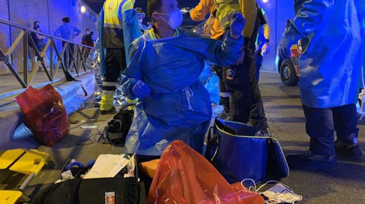 Los sanitarios atienden a Isaac, un joven que fue asesinado de cuatro puñaladas en julio