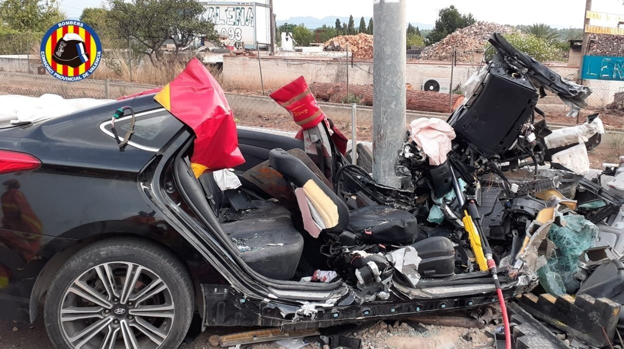 Imagen de un vehículo destrozado tras un accidente en la CV-35