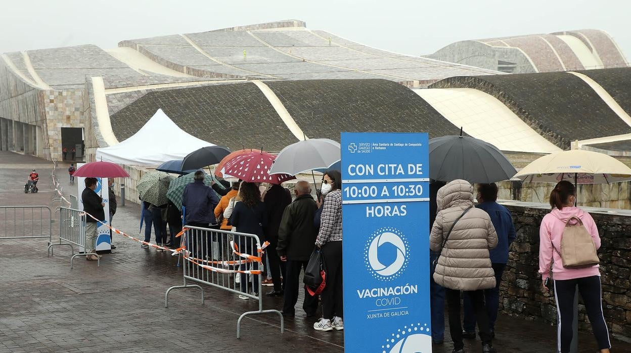 Colas de espera para vacunarse en el Gaiás