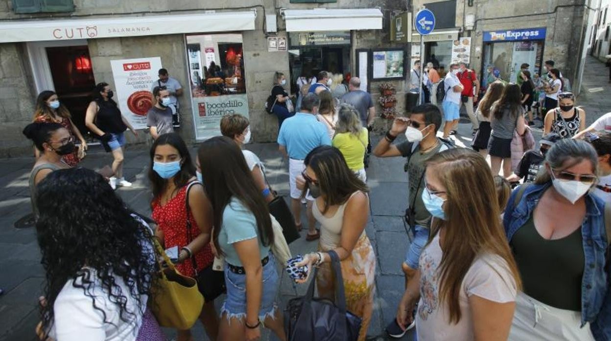 Un grupo de turistas en el centro de Santiago, la semana pasada