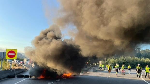 Trabajadores de Ence cortan los accesos a Pontevedra y protestan ante el Ayuntamiento