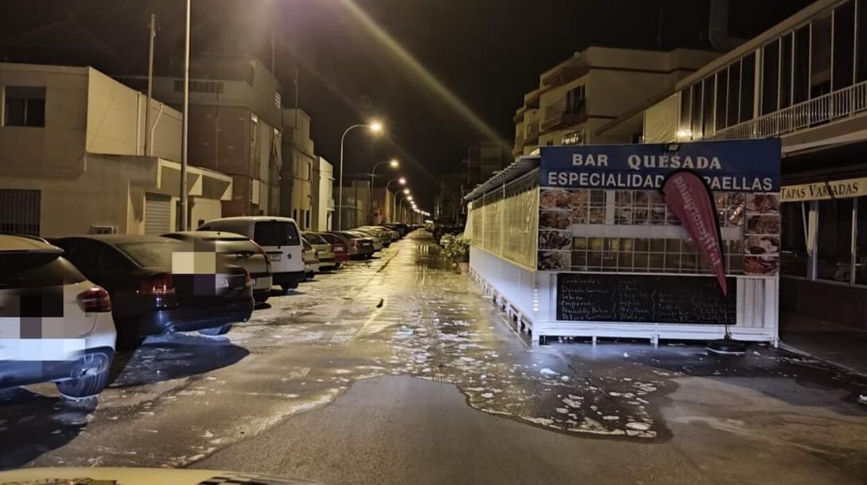 Agua de la marea en una calle del casco urbano de Santa Pola, por el «meteotsunami»