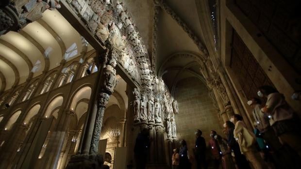 Vacía e iluminada, la Catedral de Santiago se viste de noche