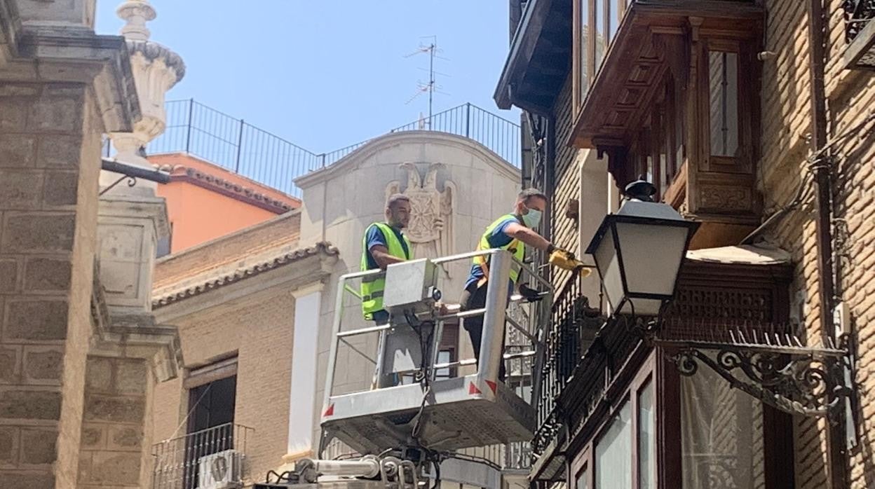 Operarios municipales trabajando en la calle Hombre de Palo