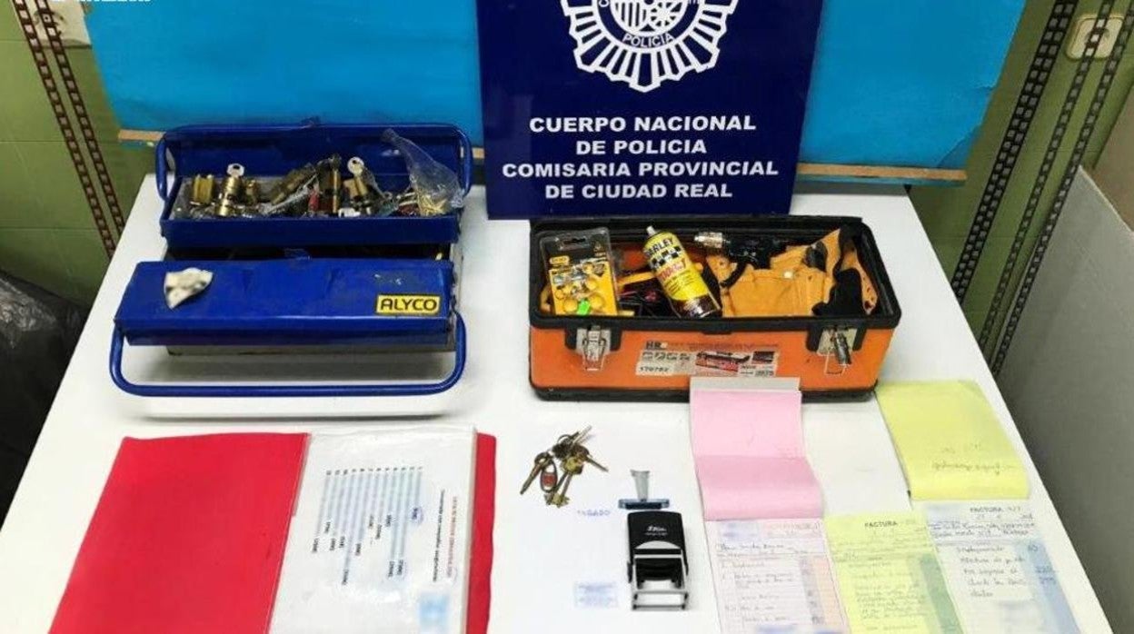 Material intervenido al supuesto cerrajero, detenido por estafa y fraude en la prestación de servicios