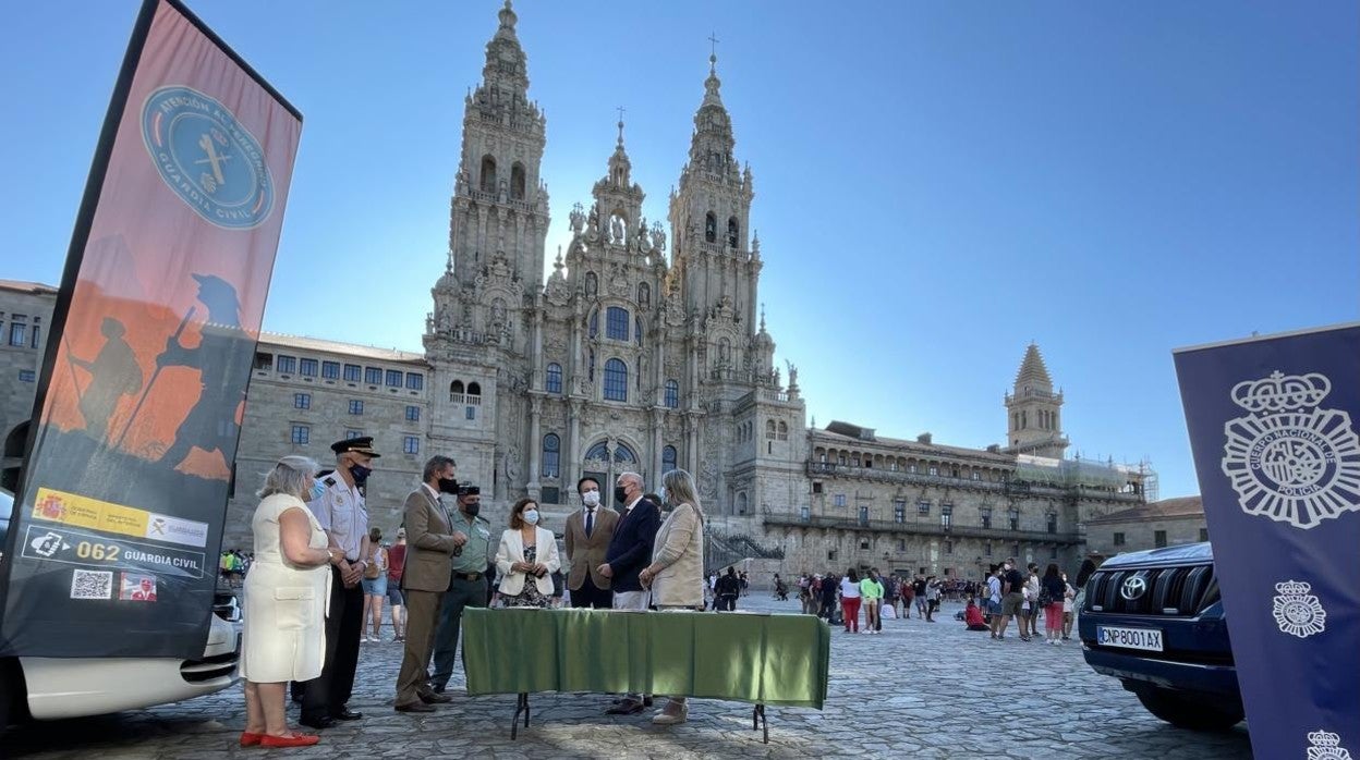 José Miñones, el alcalde en funciones de Santiago, la subdelegada territorial en La Coruña, altos cargos de los cuerpos de seguridad del Estado y el presidente del Colegio de Farmacéuticos presentaron la medida en el Obradoiro