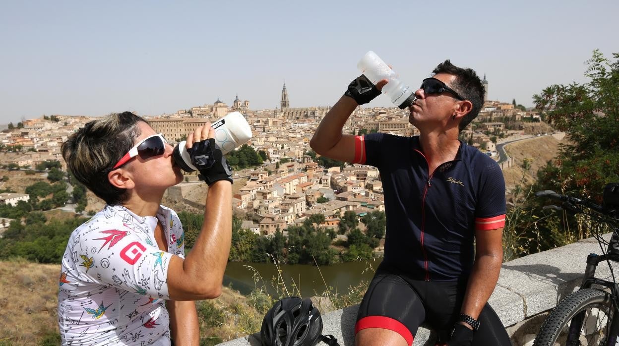 Beber líquidos en abundancia, uno de los consejos para soportar el calor extremo