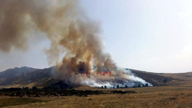 Las llamas de un coche en una carretera próxima provocan un incendio en Navalacruz (Ávila)