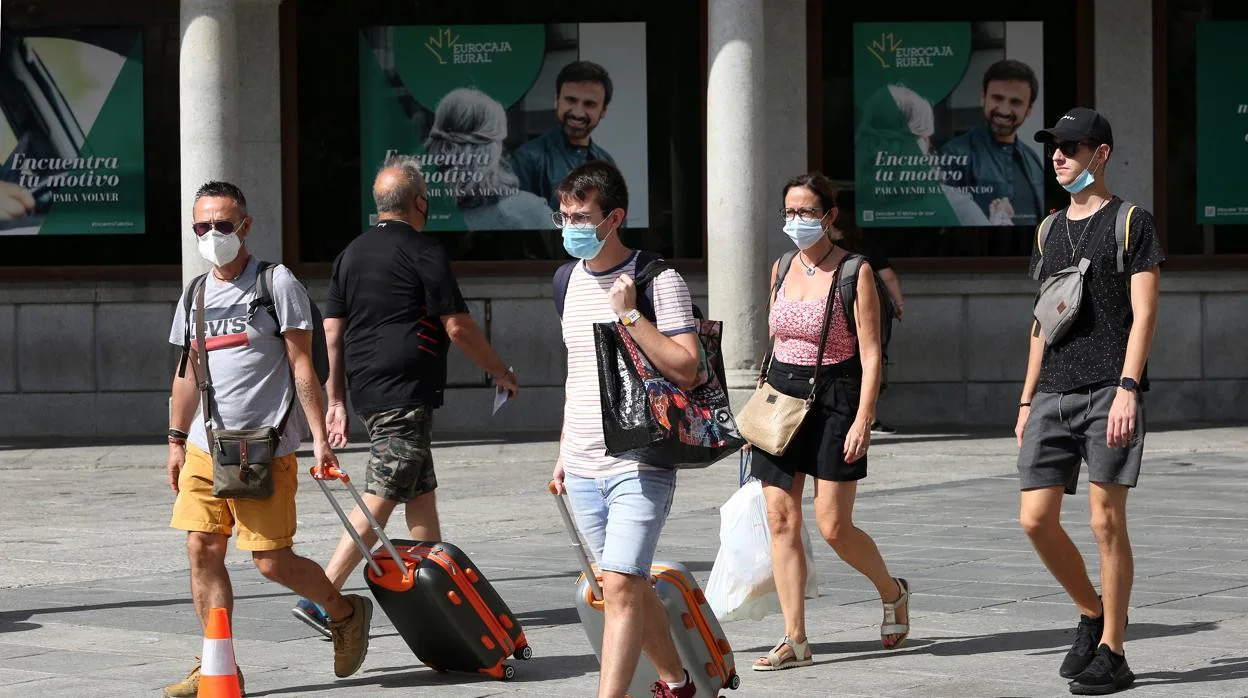 Turistas en la plaza de Zocodover en plena hora de calor