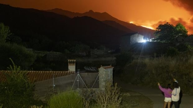 El incendio de Navalacruz, que calcina ya más de 10.000 hectáreas, obliga a evacuar a 900 personas