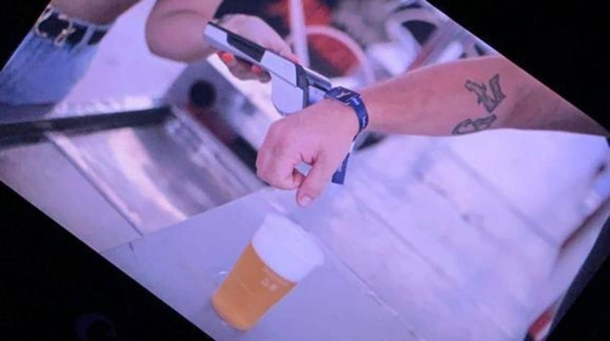 Un asistente al festival utiliza la pulsera especial para evitar hacer cola en la barra