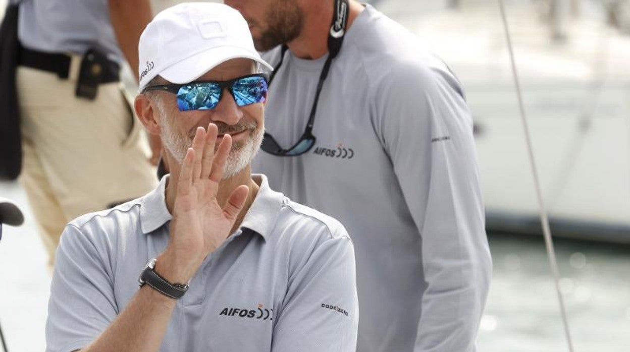 El rey Felipe VI en el club náutico de Palma tras competir en una regata