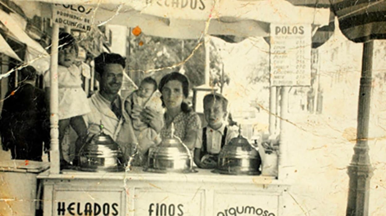 Familia en un puesto de helados de Lavapiés, de la serie 'Madrileños'