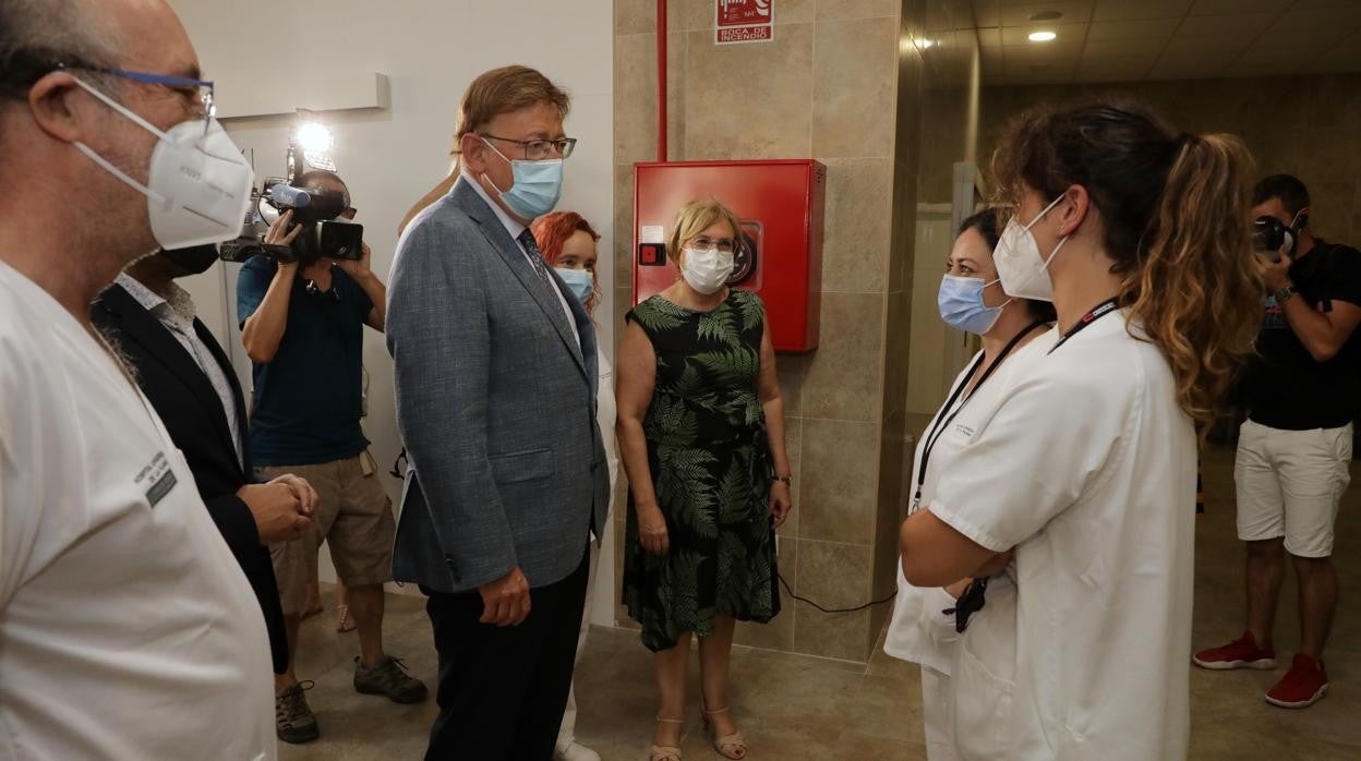 Imagen de la visita del presidente Ximo Puig y la consellera Ana Barceló al punto de vacunación del Estadio de la Cerámica (Vila-real)