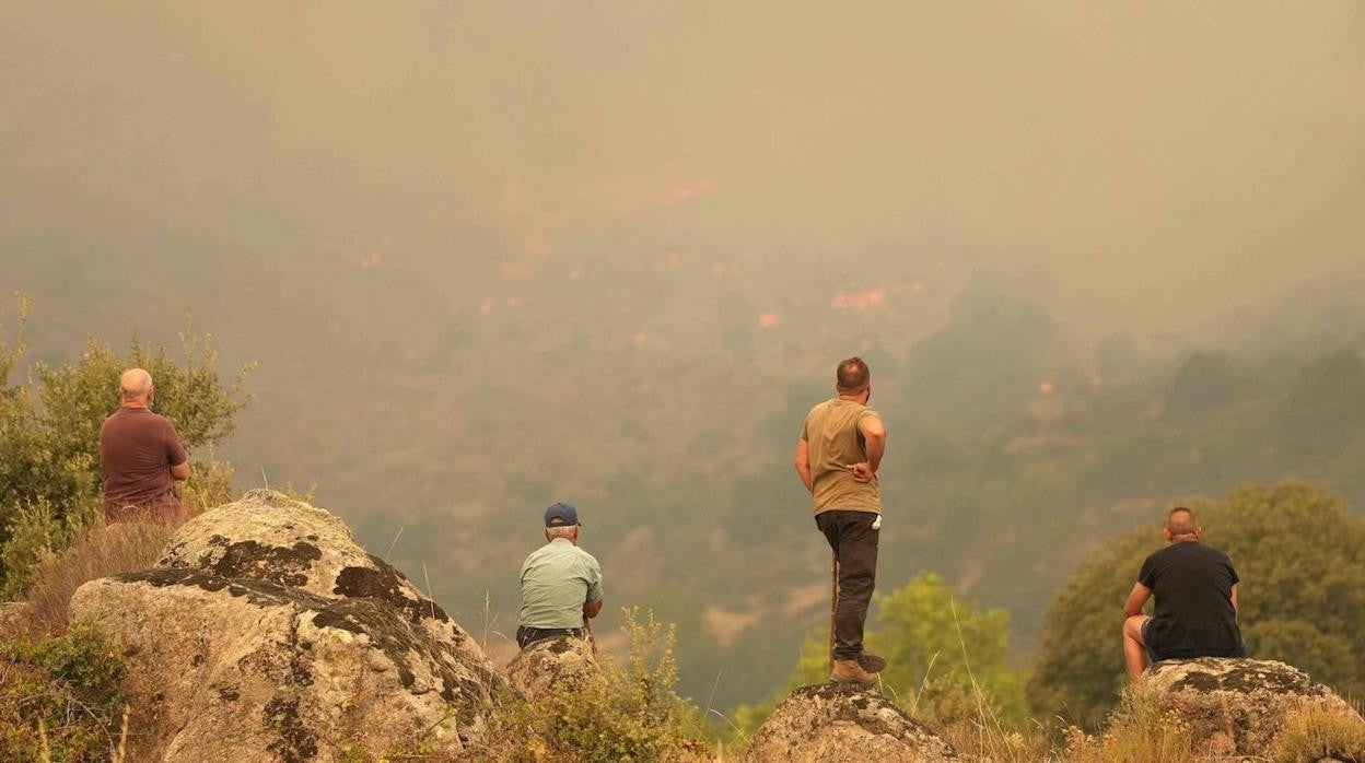 Vecinos de Navalmoral de la Sierra miran el incendio