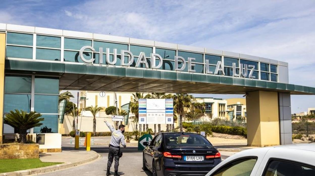 Acceso principal a la Ciudad de la Luz de Alicante