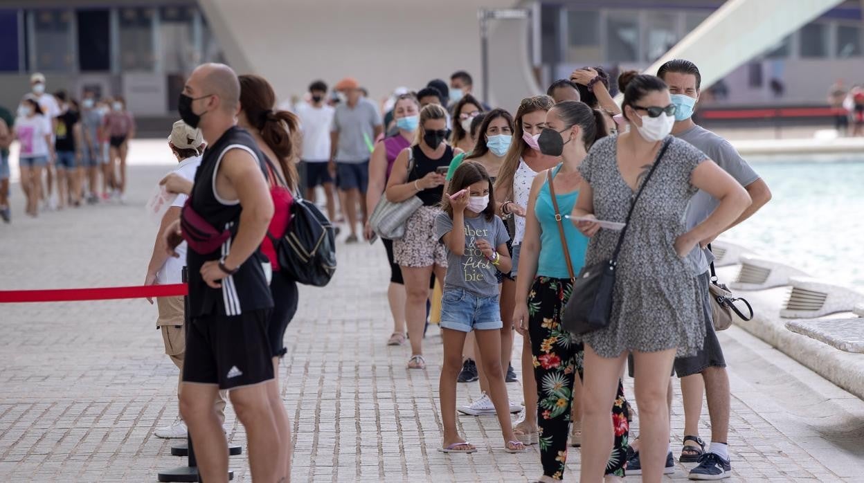 Imagen de las colas este lunes en el centro de vacunación masiva de la Ciudad de las Artes y las Ciencias de Valencia