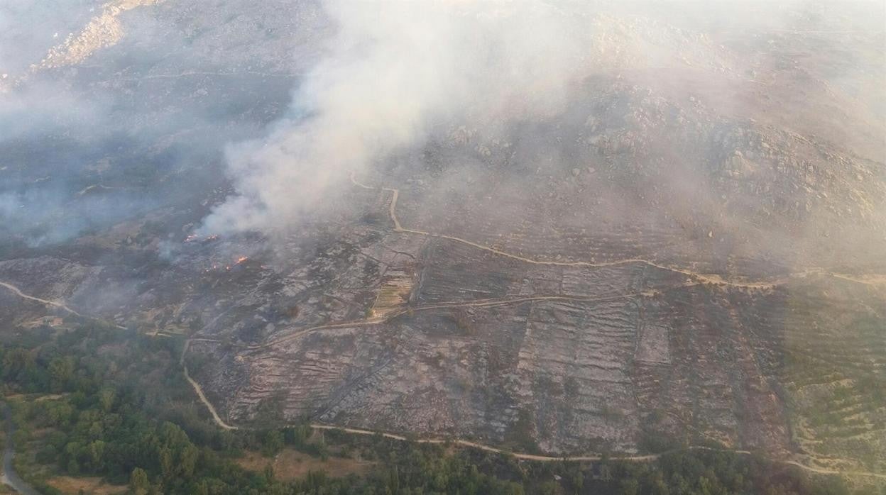 Imagen aérea del incendio forestal de Navalacruz a primera hora de este martes