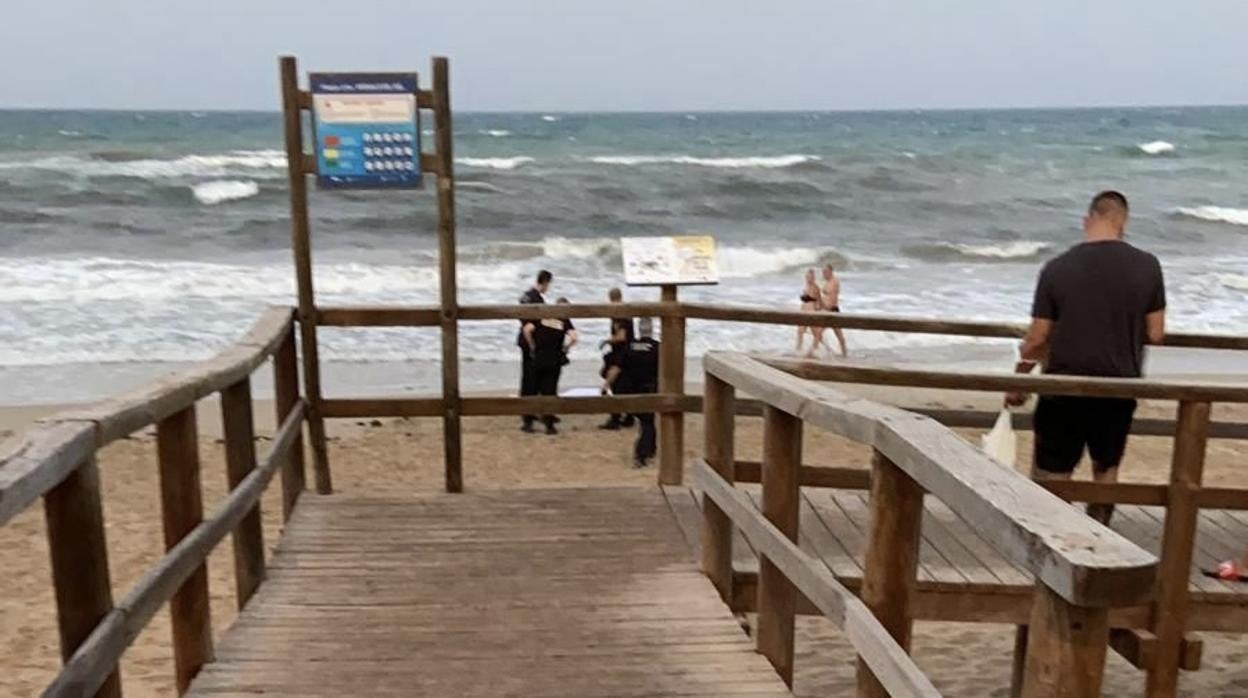 Imagen difundida por la Policía Local de Elche sobre el suceso en la playa de los Arenales