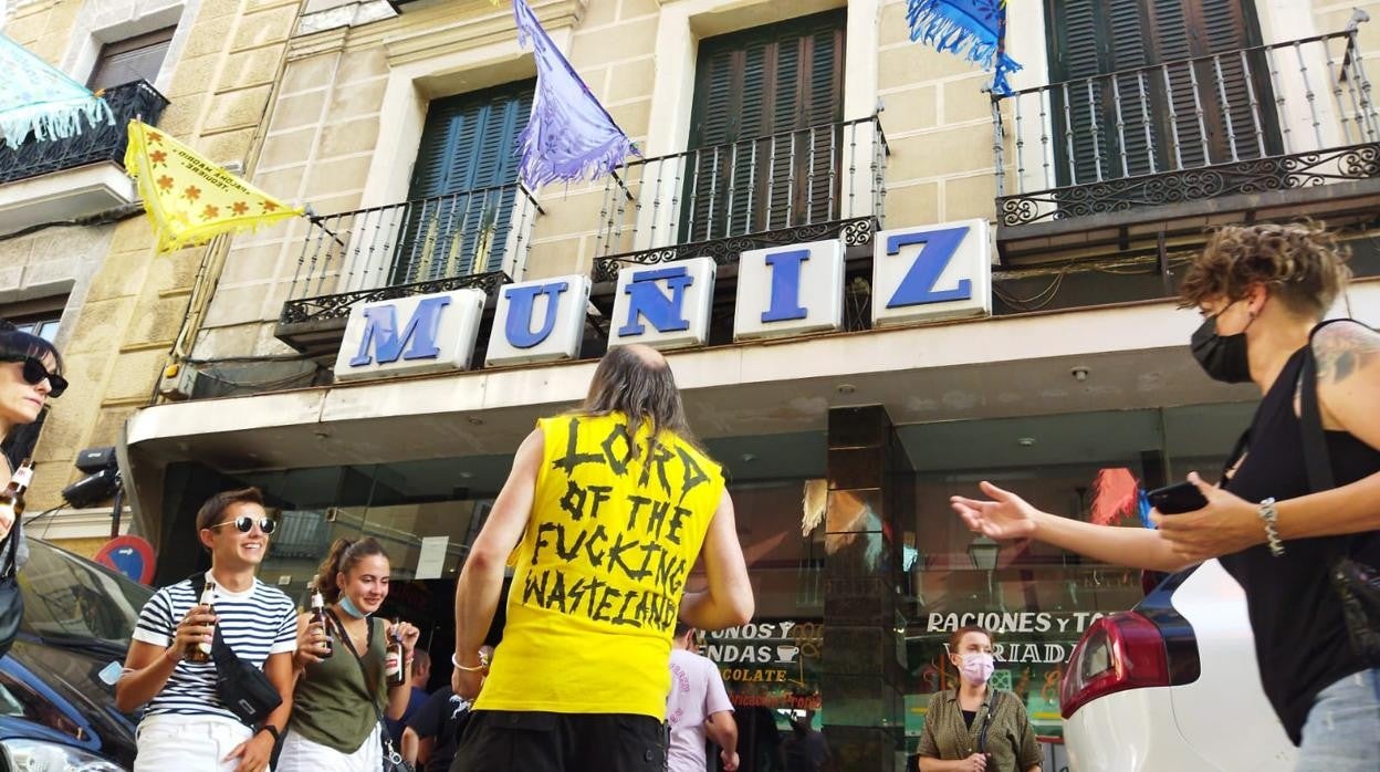 Cervezas a las puertas del bar Muñiz, en la confluencia de Calatrava con la calle Toledo