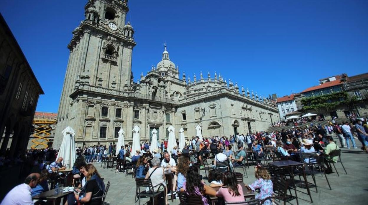 Terrazas repletas en la plaza de A Quintana de Santiago de Compostela, esta mañana