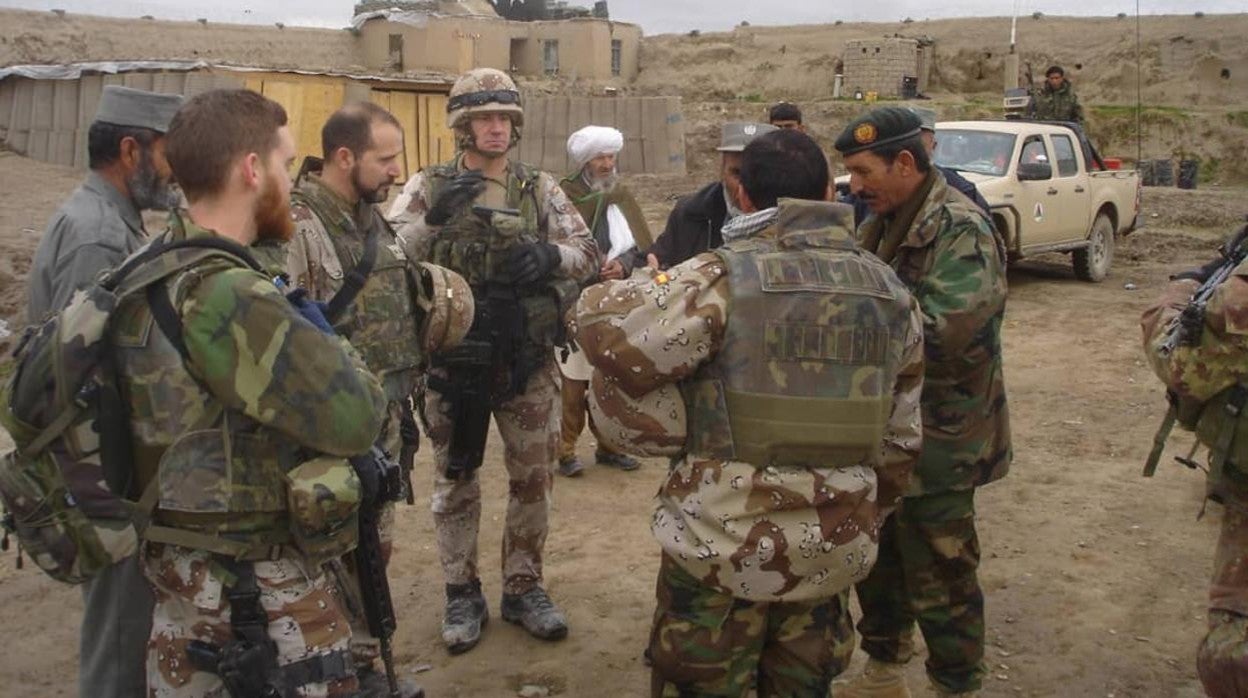 El intérprete afgano que colaboró con las tropas españolas, de espaldas, durante una misión en Afganistán