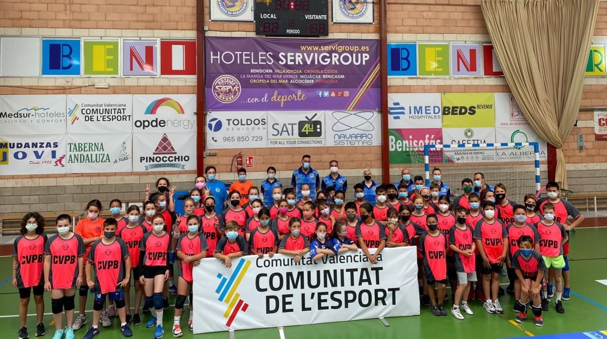 Imagen de la cantera del Club Voleibol Playas de Benidorm en el pabellón Raúl Mesa