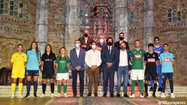 El CD Toledo elige Puy du Fou para presentar sus tres nuevas equipaciones