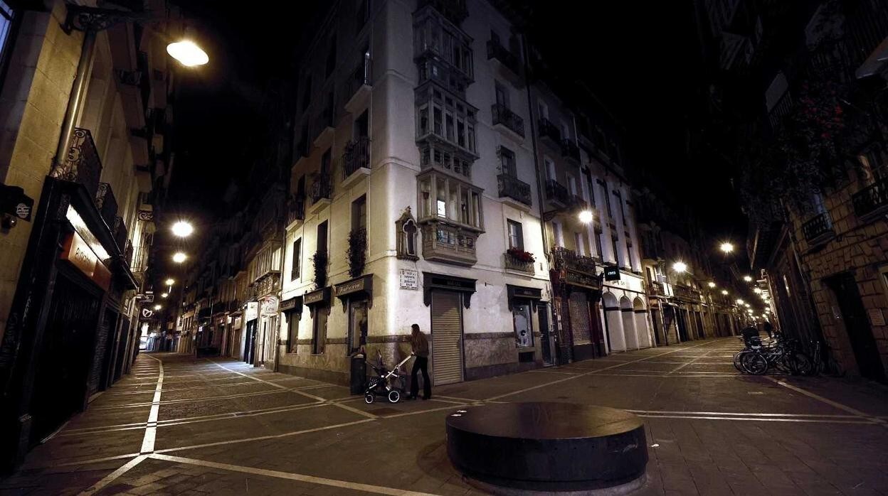 Imagen nocturna de la calle Pozo Blanco de Pamplona.