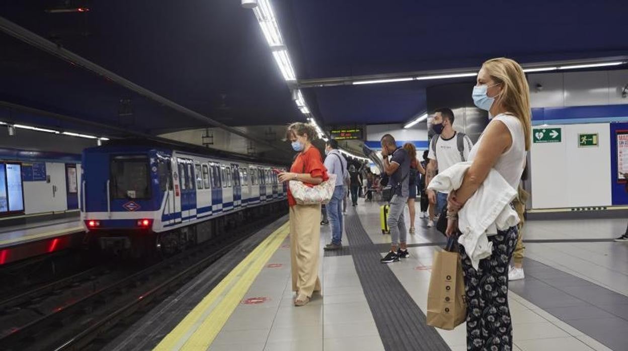 Usuarios del metro esperando en la estación de Sol