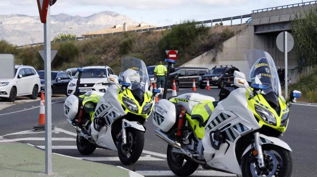 Dos motocicletas de la Guardia Civil durante un control de tráfico