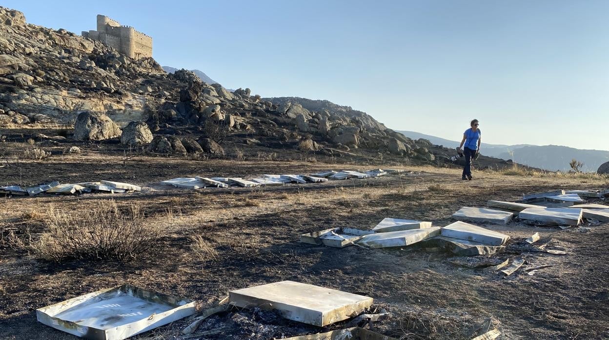 Colmenas calcinadas junto al Castillo de Mironcillo como consecuencia del incendio originado en Navalacruz