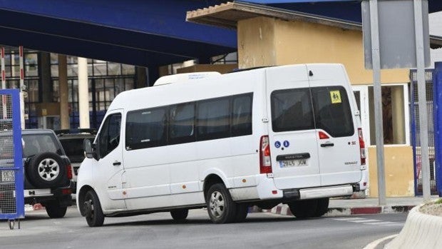 Un minibús con menores repatriados en la frontera de El Tarajal